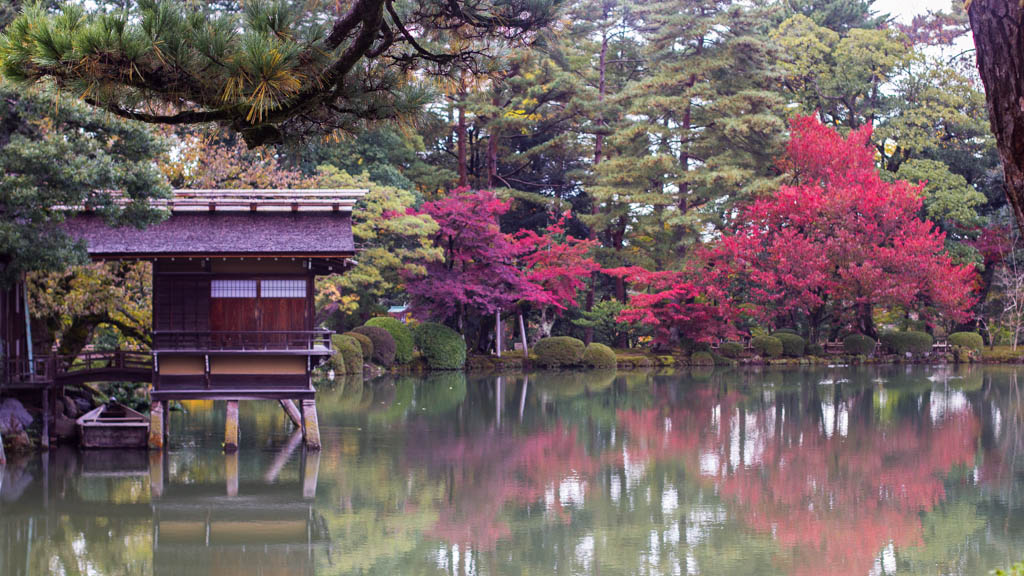 picture of a tea house in Kenroku-en Gardens